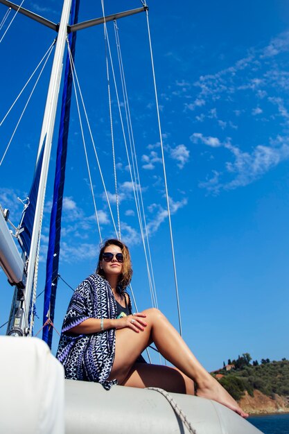 Foto jonge vrouw ontspannen op het jacht op zee op zonnige dag