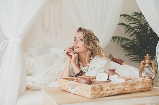 Foto jonge vrouw ontspant zich in een luxe hotel.