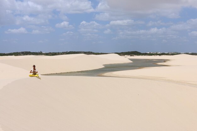 Foto jonge vrouw ontspant zich in het nationale park lencois maranhenses in brazilië