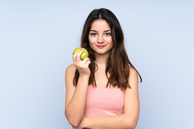 Jonge vrouw op blauw met een appel