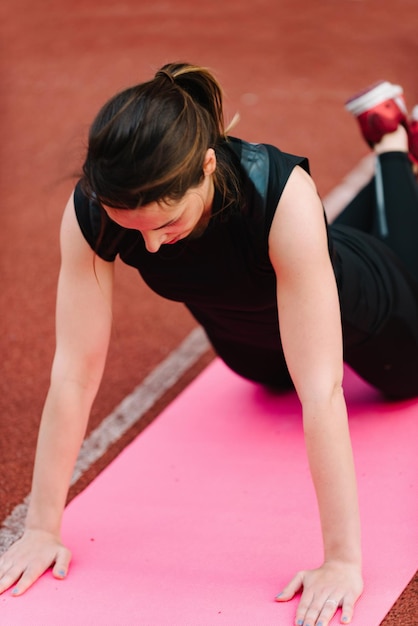 Jonge vrouw op competitie buiten