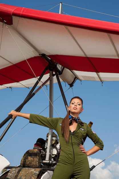 Foto jonge vrouw op de achtergrond van een deltavlieger
