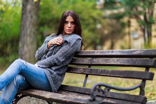 Jonge vrouw op de bank