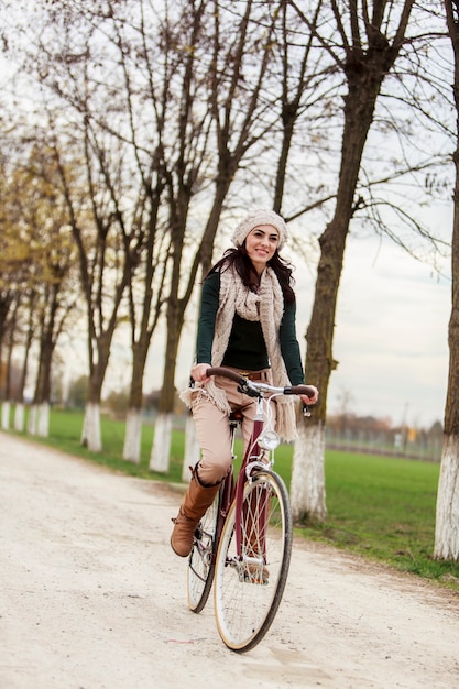 Jonge vrouw op de fiets