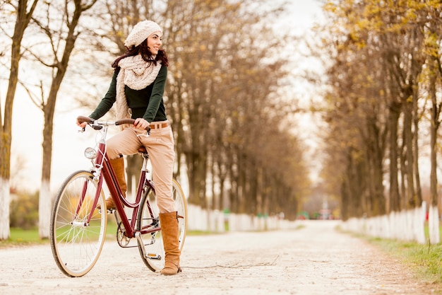 Jonge vrouw op de fiets