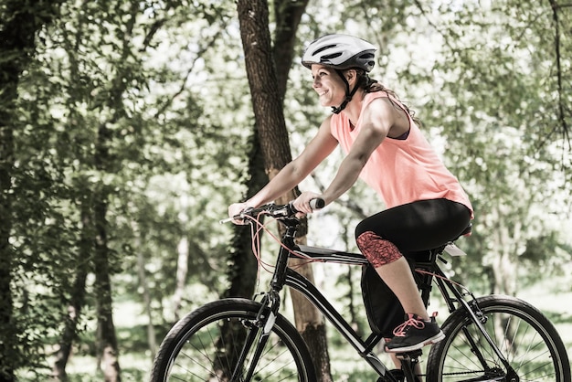 Jonge vrouw op de fiets.