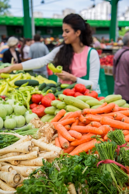 Jonge vrouw op de markt