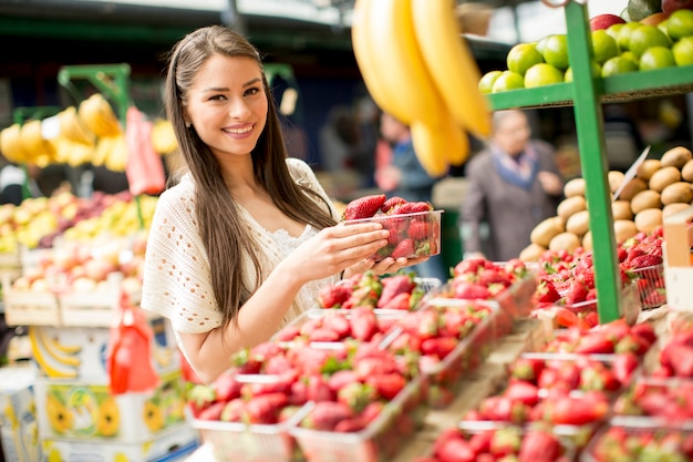 Jonge vrouw op de markt