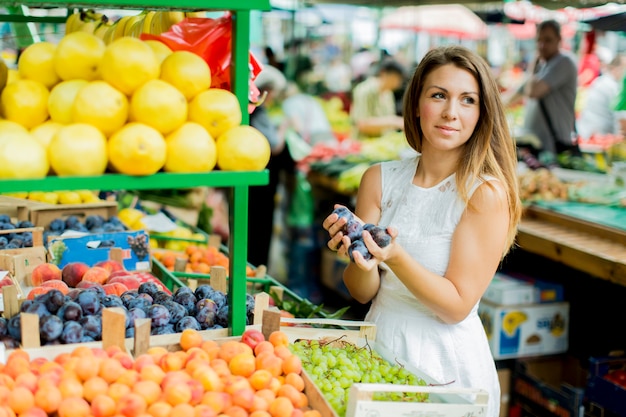 Jonge vrouw op de markt