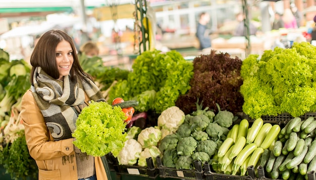 Jonge vrouw op de markt