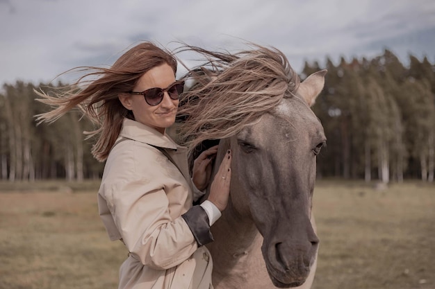 jonge vrouw op de natuur wandelen met paard