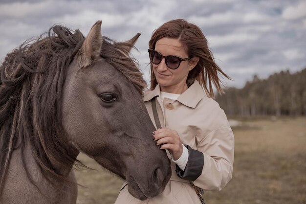 jonge vrouw op de natuur wandelen met paard