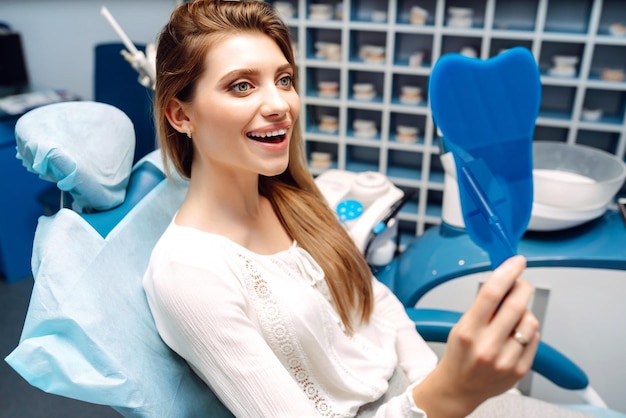 Jonge vrouw op de stoel van de tandarts tijdens een tandheelkundige ingreep Overzicht van preventie van tandcariës