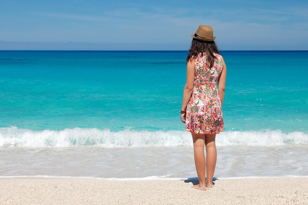 Jonge vrouw op een strand