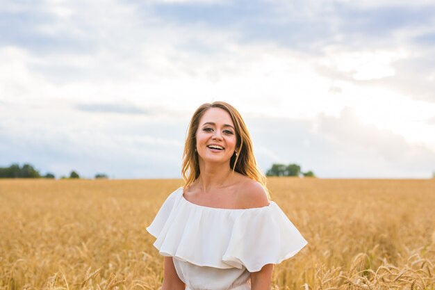 Jonge vrouw op een veld