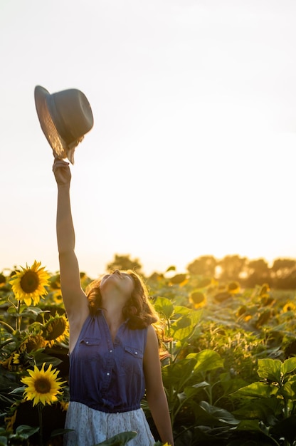 Jonge vrouw op een zonnebloemenboerderij