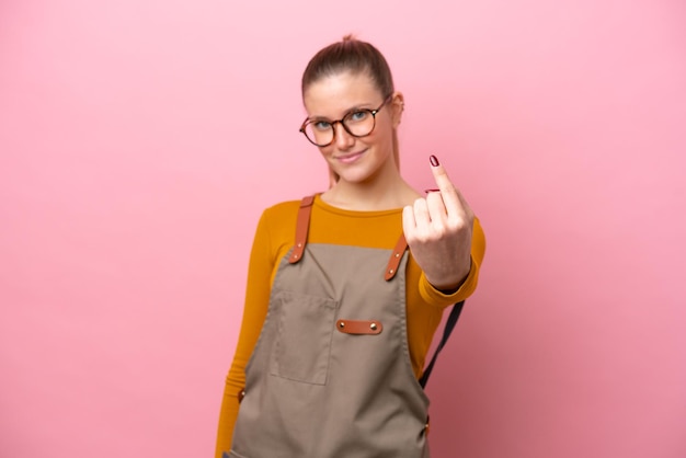 Jonge vrouw op geïsoleerde achtergrond