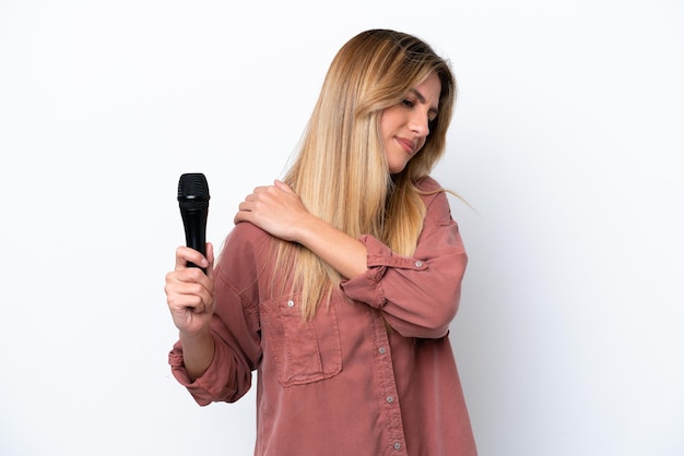 Jonge vrouw op geïsoleerde achtergrond