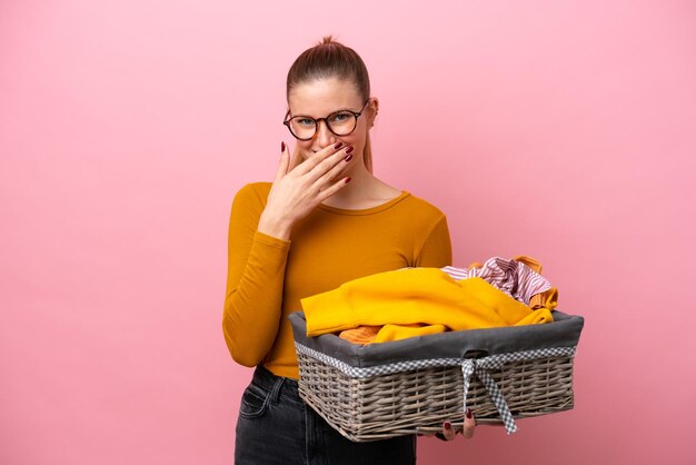 Jonge vrouw op geïsoleerde achtergrond