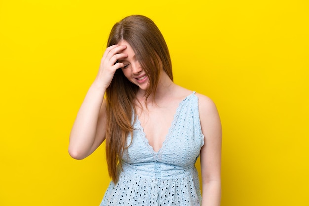 Jonge vrouw op geïsoleerde achtergrond