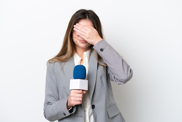 Jonge vrouw op geïsoleerde achtergrond