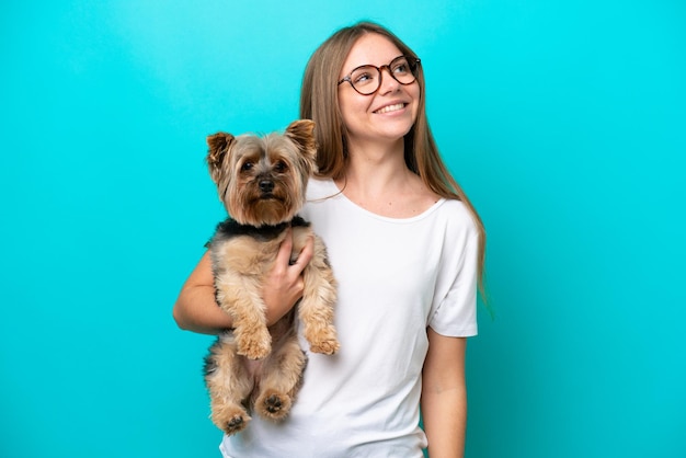 Jonge vrouw op geïsoleerde achtergrond