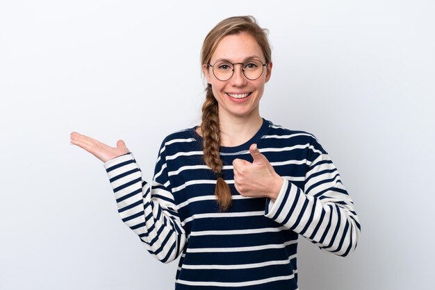 Jonge vrouw op geïsoleerde achtergrond