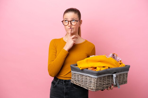 Jonge vrouw op geïsoleerde achtergrond