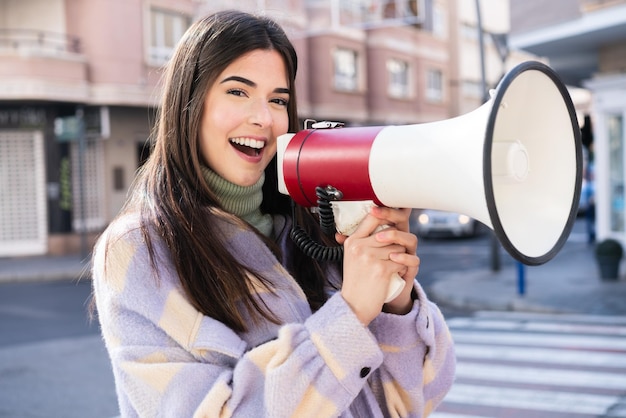 Jonge vrouw op geïsoleerde achtergrond