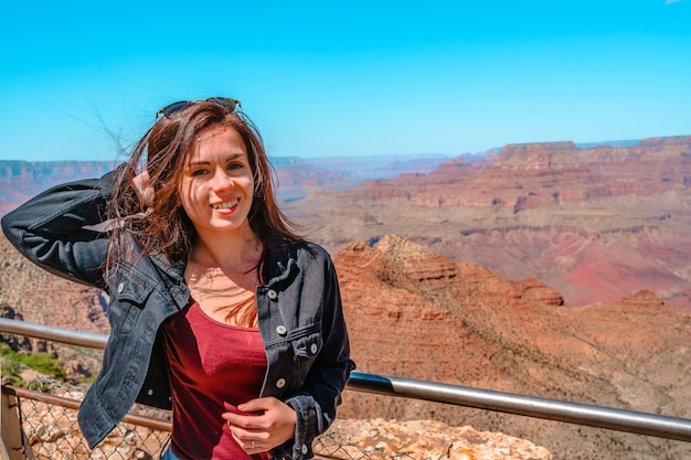 jonge vrouw op Grand Canyon in Arizona USA