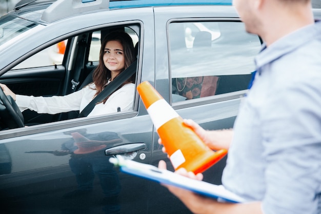 Jonge vrouw op haar rijbewijsexamen