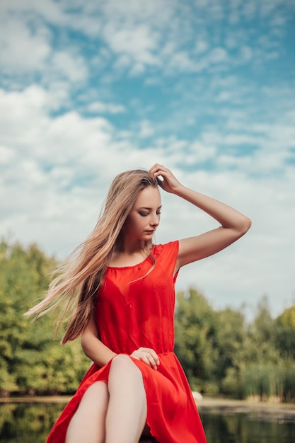 Jonge vrouw op het meer