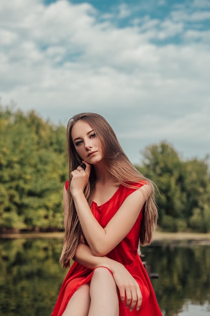 Jonge vrouw op het meer