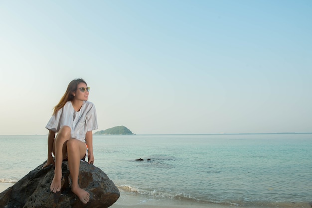 Jonge vrouw op het strand en verdrietig concept