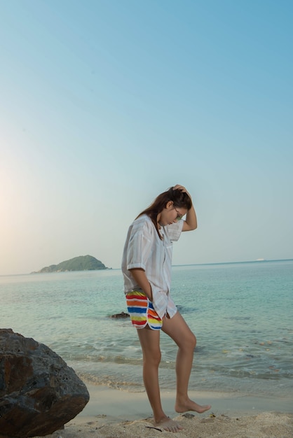 Jonge vrouw op het strand en verdrietig concept