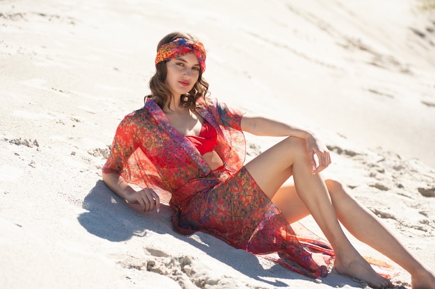 Jonge vrouw op het strand