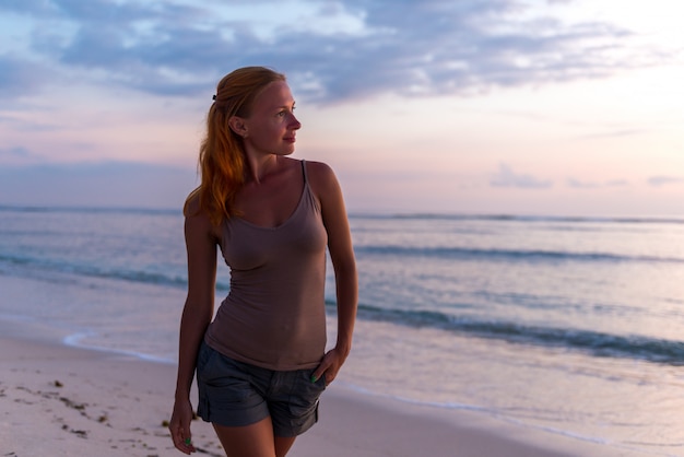 Jonge vrouw op het strand