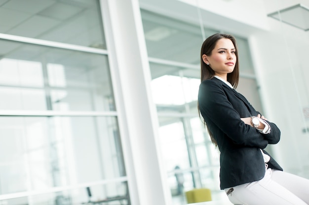 Jonge vrouw op kantoor