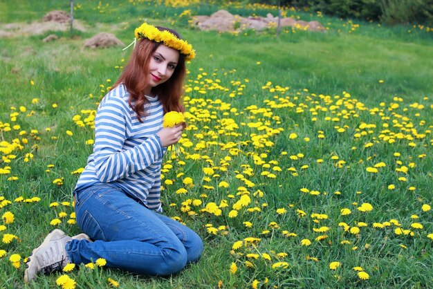 Jonge vrouw op paardebloemweide