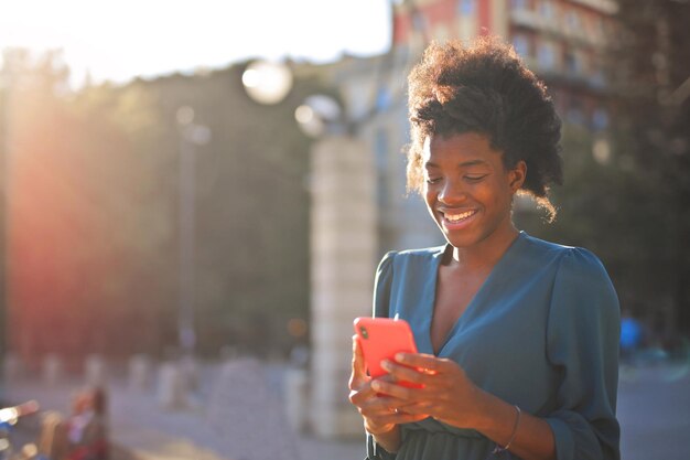 jonge vrouw op straat met een smartphone