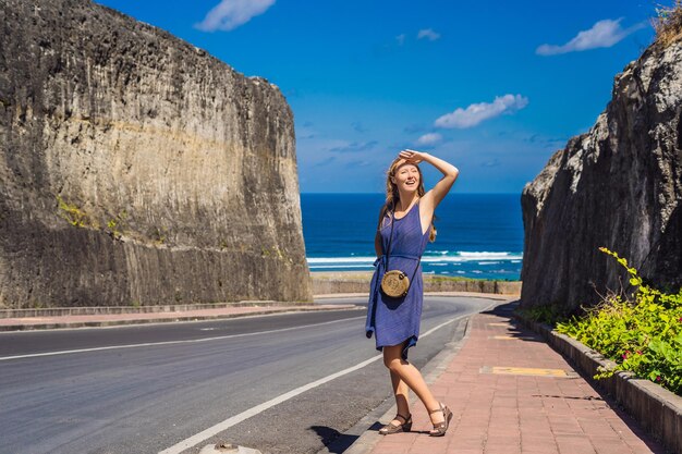 Jonge vrouw op weg naar het strand Pandawa, Nusa Dua, Bali, Indonesië