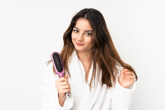 Jonge vrouw op wit met haar kam