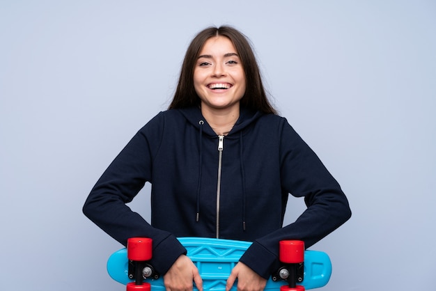 Jonge vrouw over geïsoleerd met skate