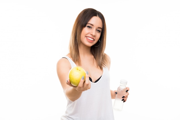 Jonge vrouw over geïsoleerde witte achtergrond met een appel