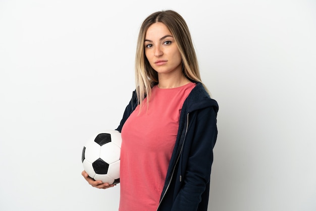 Jonge vrouw over geïsoleerde witte achtergrond met voetbal