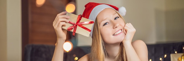 Jonge vrouw pakt cadeautjes in, verpakt in ambachtelijk papier met een rood en goud lint voor