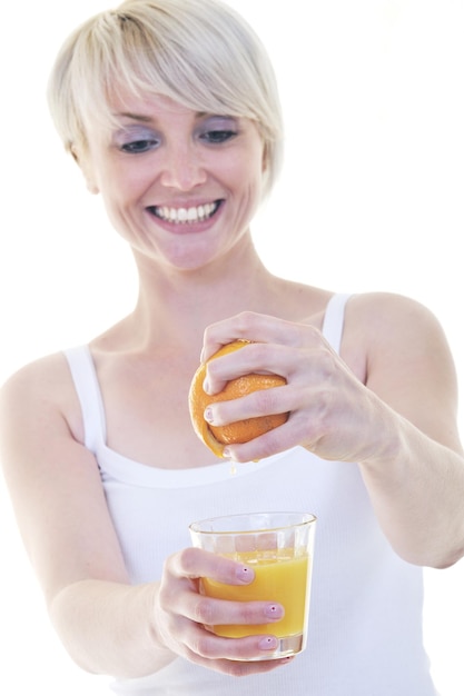 Foto jonge vrouw persen sinaasappelsap