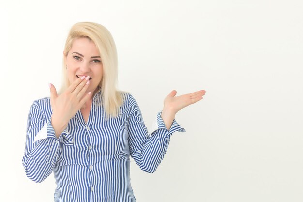 Jonge vrouw portret geïsoleerd op wit.