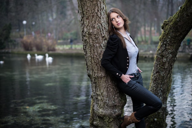 jonge vrouw poseren bij de boom