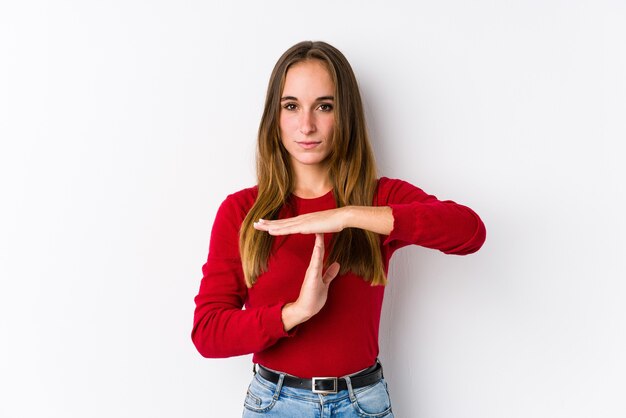 Jonge vrouw poseren geïsoleerd met een time-out gebaar